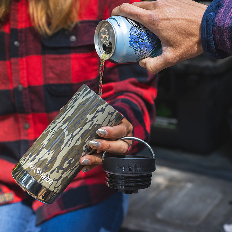 12oz-tkwide-with-cafe-cap-mossy-oak-x1 12oz_tumbler_mossyoak_bottomlands_beer_pour_square.jpg