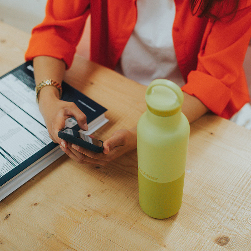 daily-on-the-go-set-b9 20oz_rise_classic_insulated_bottle_acacia_worker_phone_square.jpg