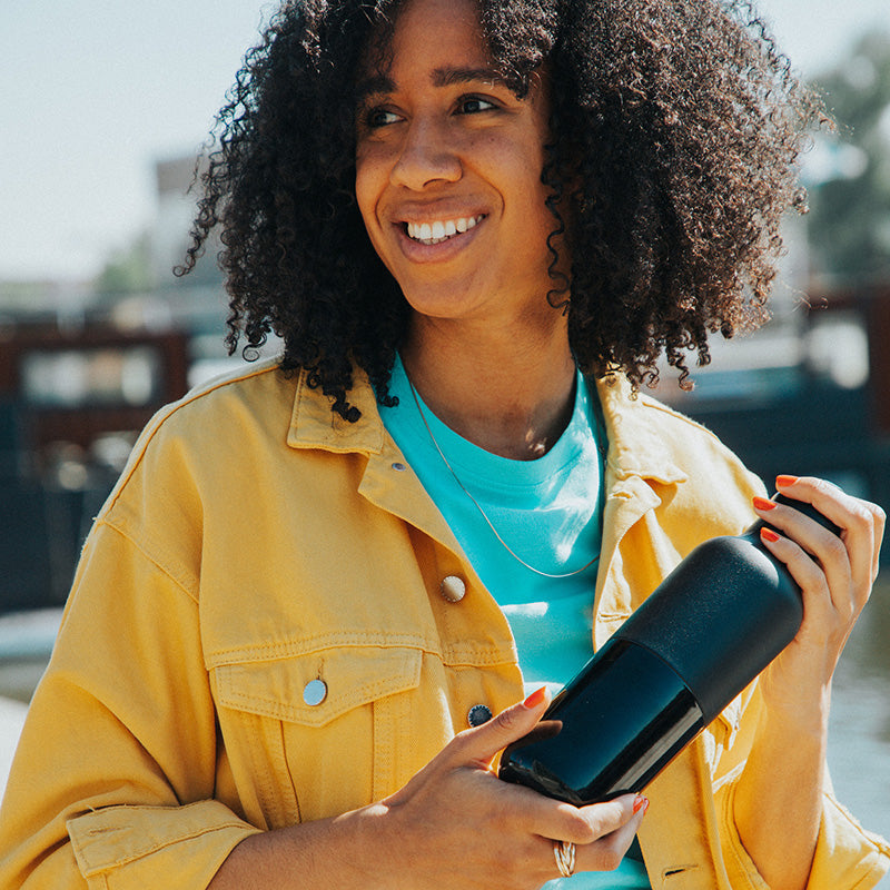 daily-on-the-go-set-b9 20oz_rise_classic_insulated_bottle_black_woman_smile_square.jpg